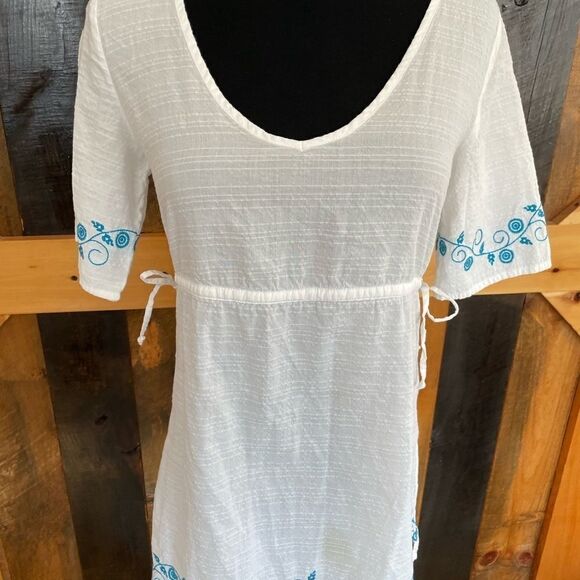 EASTERN Mountain Sports white v neck top with embroidered accents size XS - Picture 2 of 5